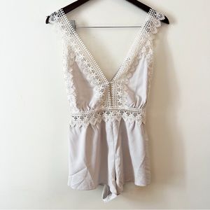 NWT Flora Nikrooz Light Gray/white Crochet Lace V-neck Boho Romper Size XS